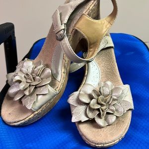 Light cork sandal with floral details